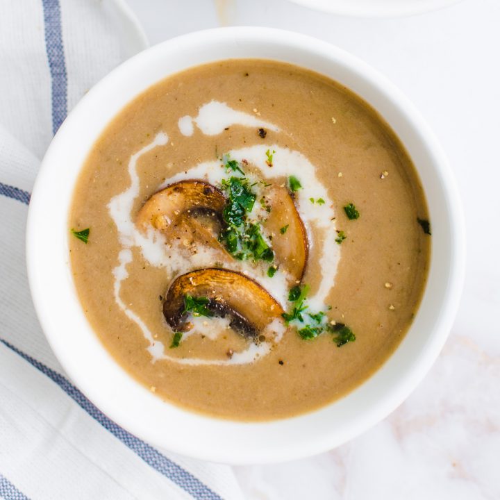 schüssel mit suppe und pilzen