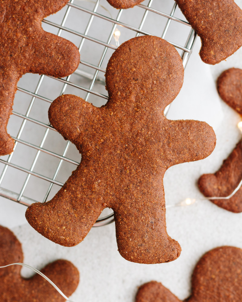 nahaufnahme lebkuchenmännchen auf gitterrost