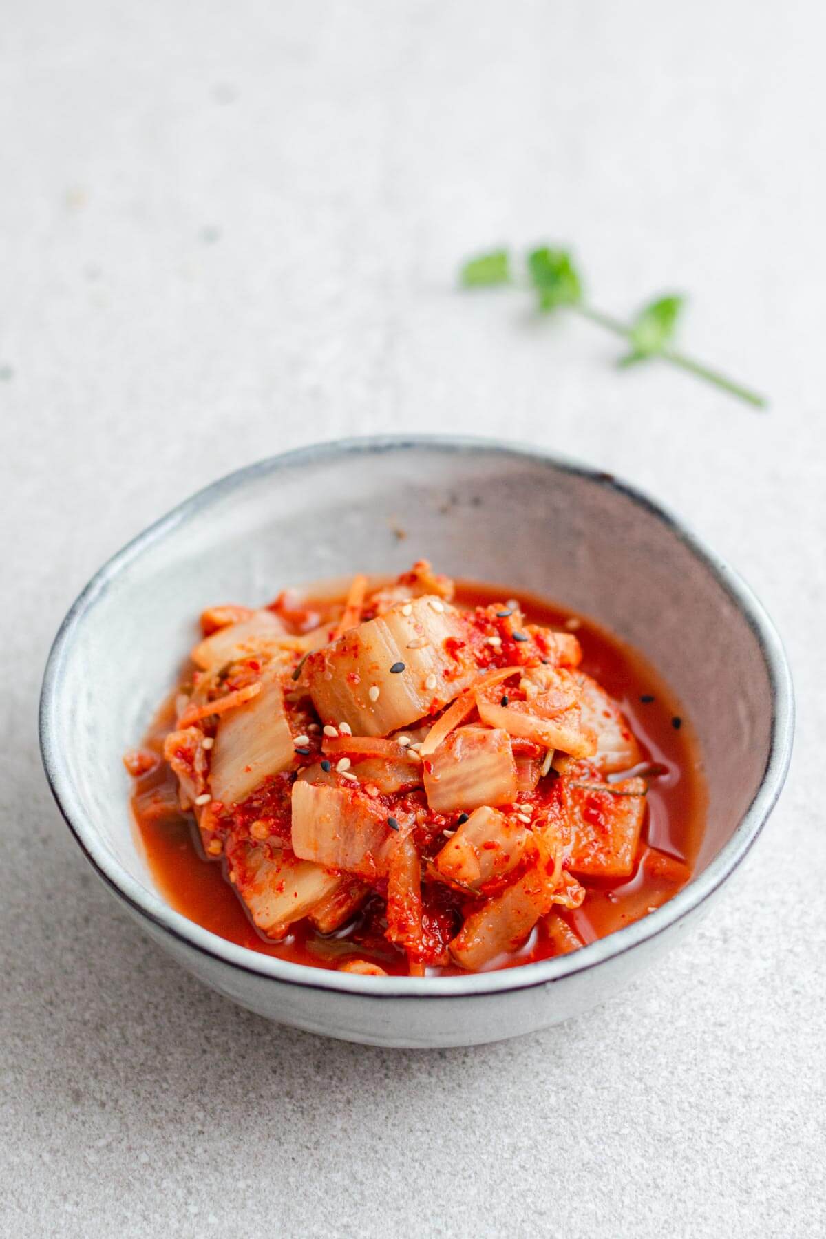 veganes kimchi mit etwas koriander im hintergrund