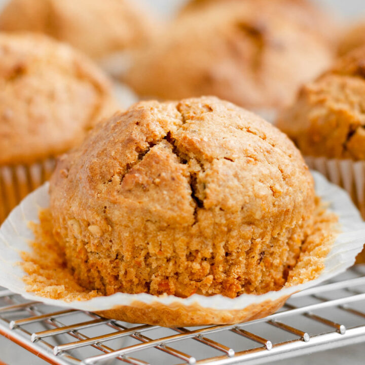 nahaufnahme karottenmuffin im muffinpapier.