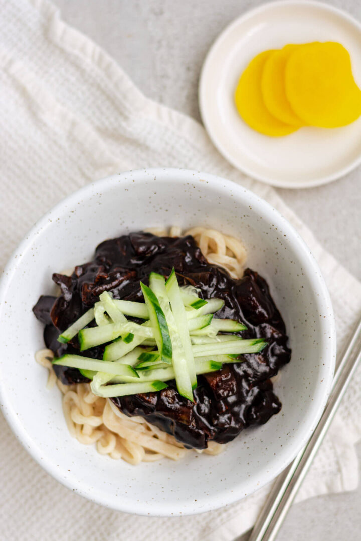 Veganes Jajangmyeon (Nudeln mit schwarzer Bohnensoße) - Kitchen Diaries