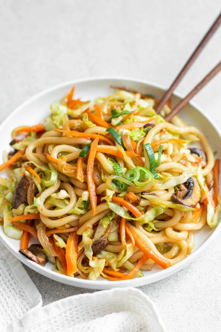 Gebratene Udon-Nudeln mit Gemüse (Yaki Udon) - Kitchen Diaries