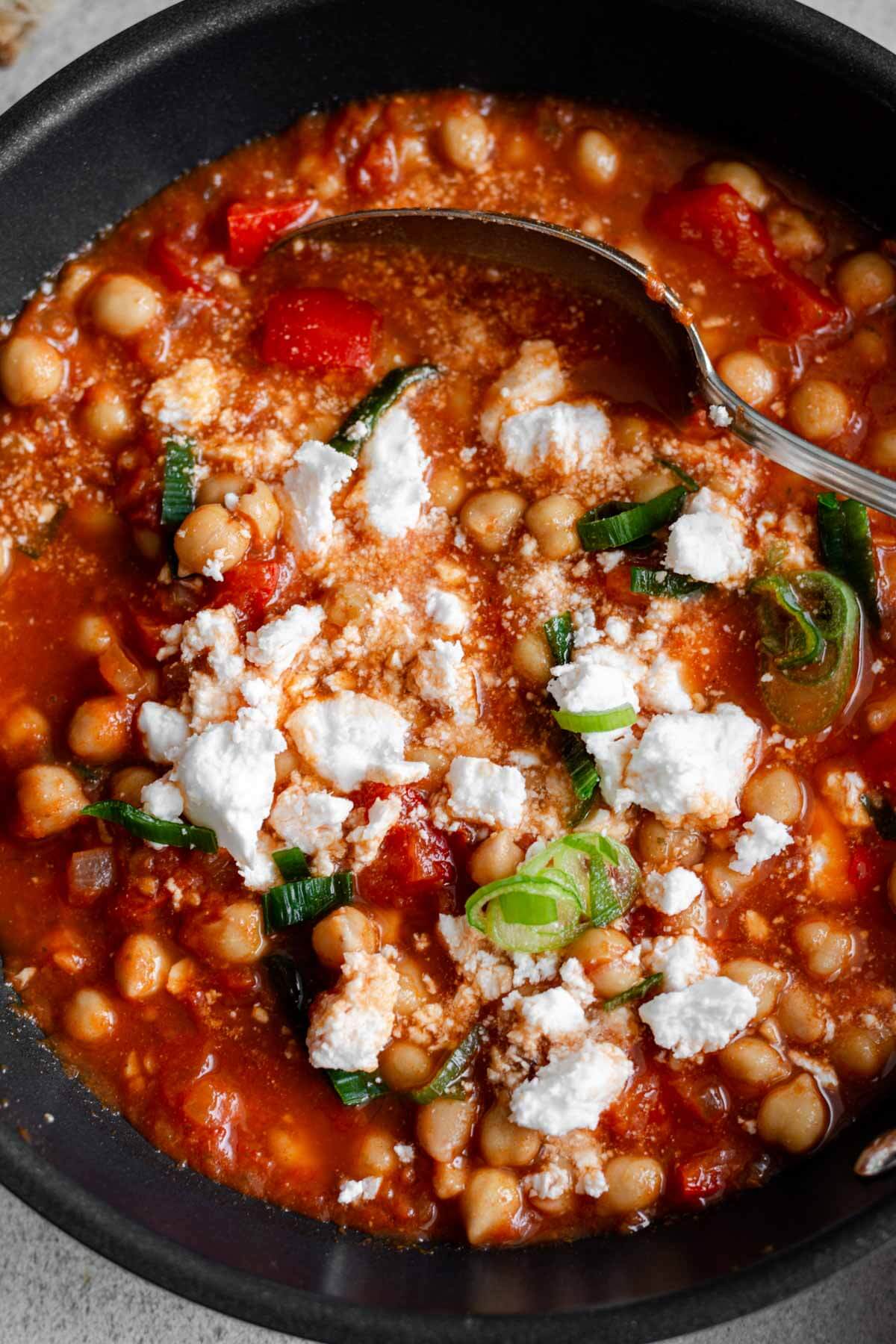 nahaufnahme kichererbsen shakshuka mit feta