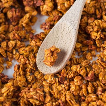 kürbis granola mit einem holzlöffel