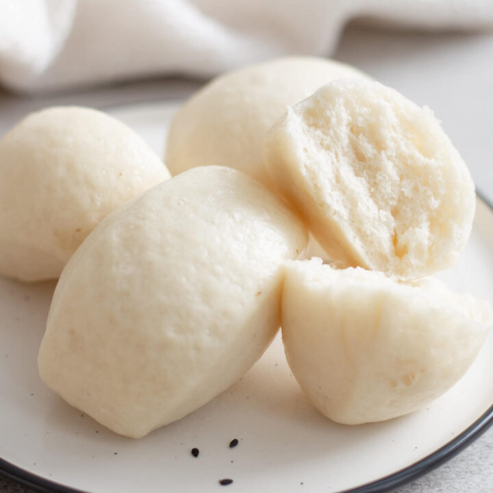 mantou auf weißem teller nahaufnahme