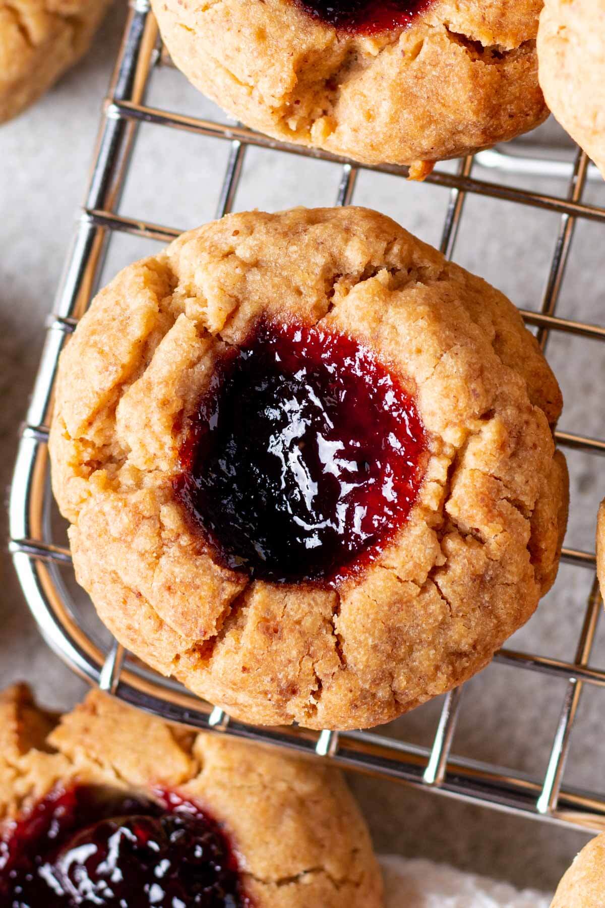 nahaufnahme veganer erdnussbutter-keks mit marmelade