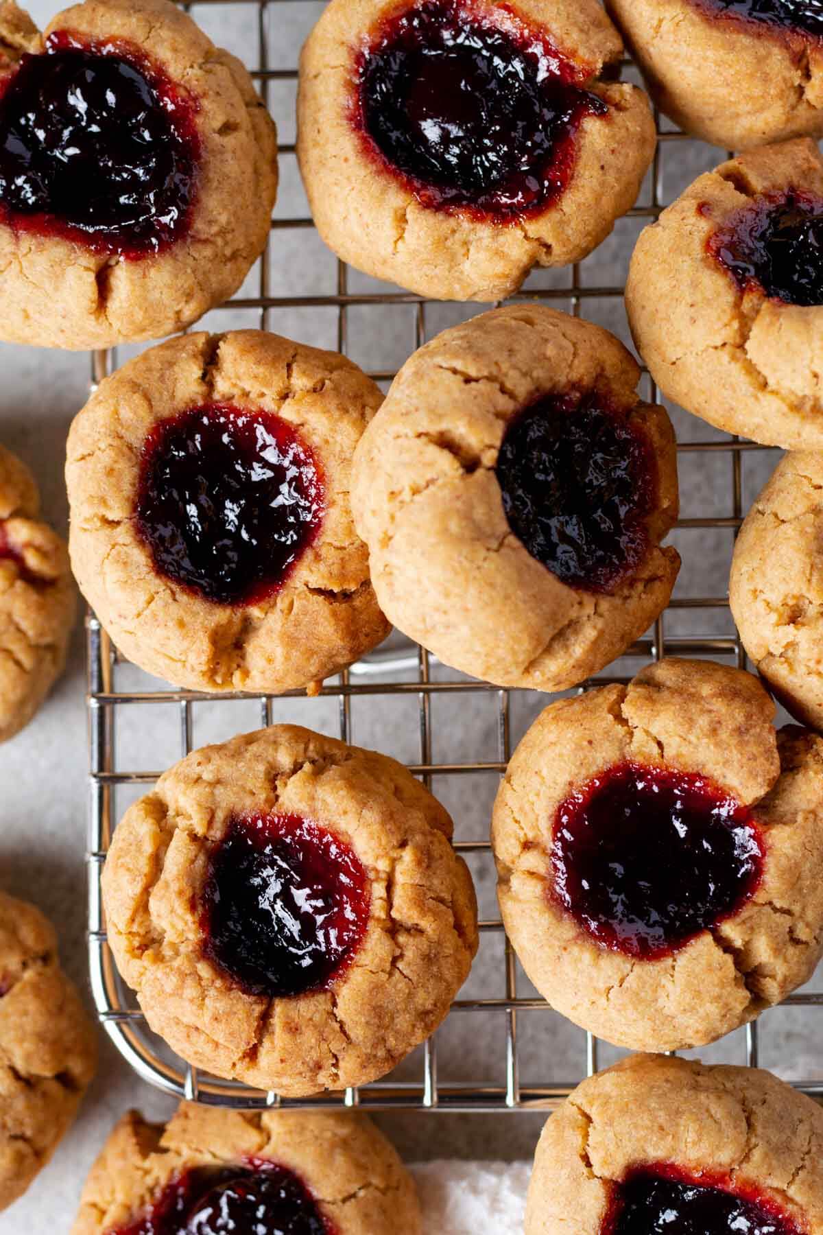 vegane erdnusbutter-kekse mit marmelade auf gitterrost