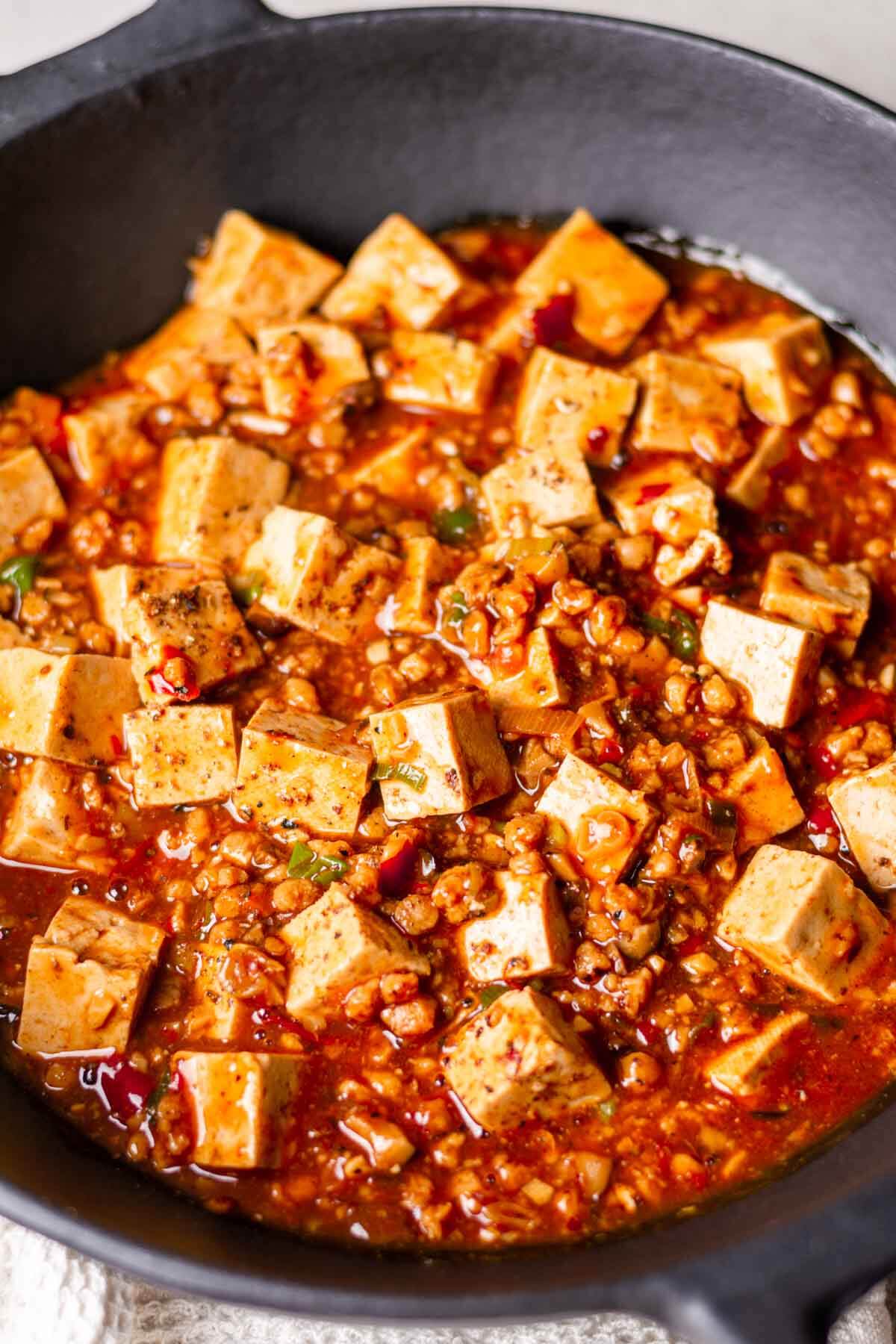 veganer mapo tofu im wok