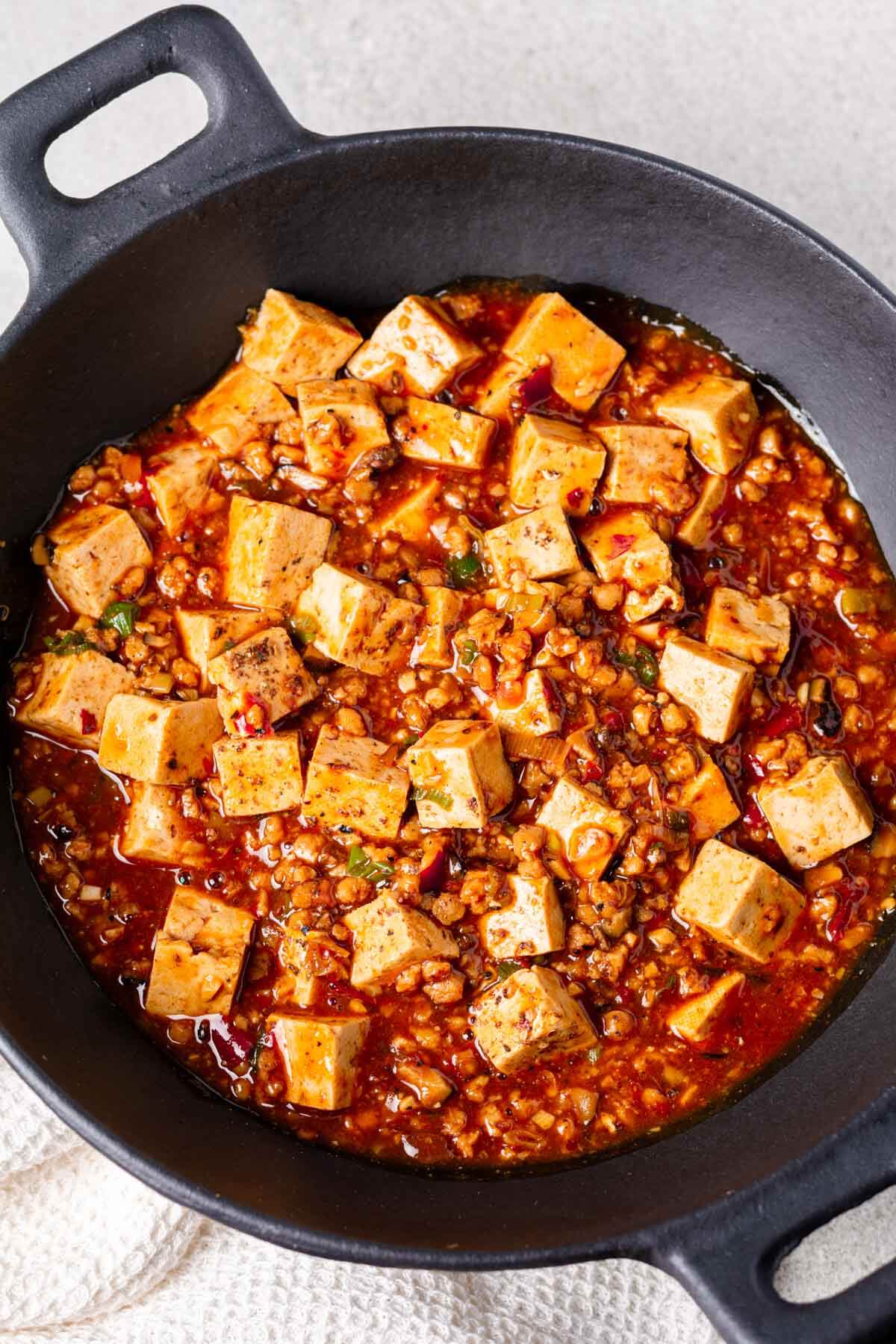 mapo tofu von oben in schwarzer pfanne